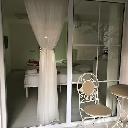 White Bed & Breakfast *