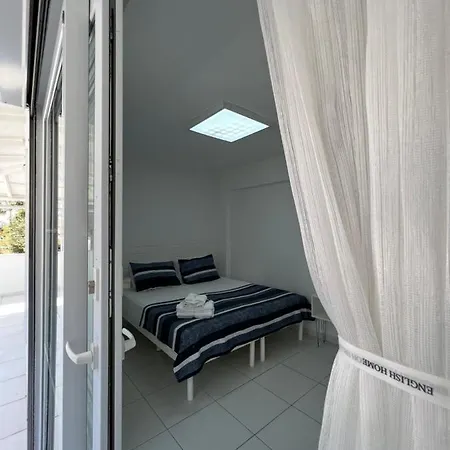 Bed & Breakfast White